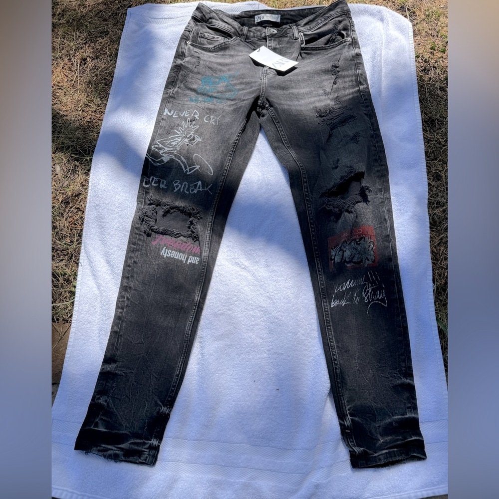 New Zara Graffiti/Black Skinny Ripped Jeans with tags Size 32